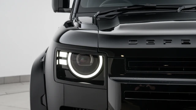 Land Rover Defender Image 8