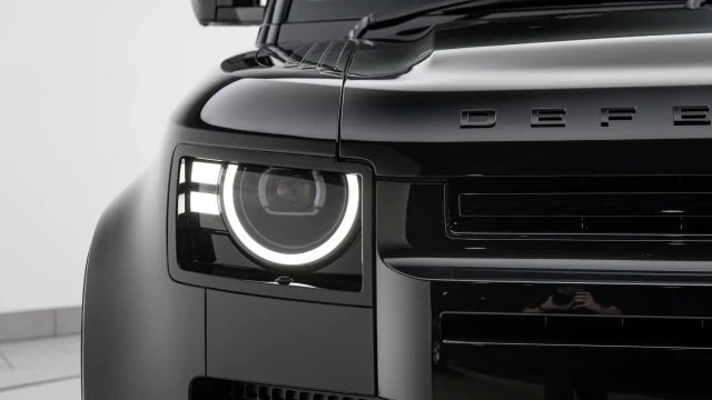 Land Rover Defender Image 8