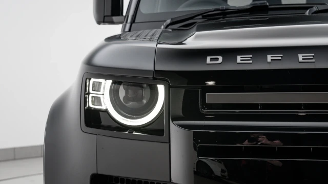 Land Rover Defender Image 8
