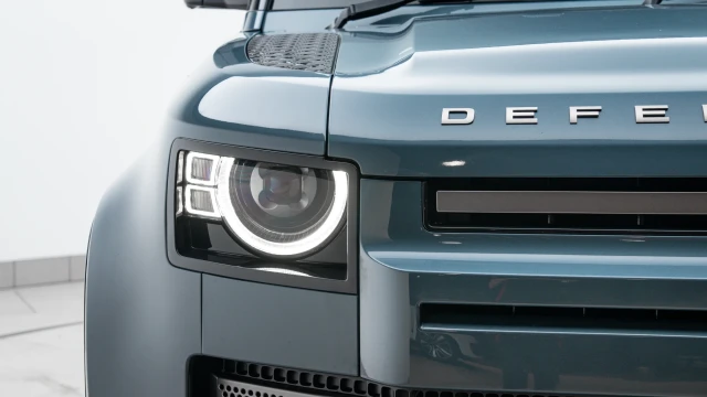 Land Rover Defender Image 8