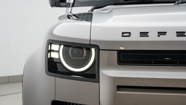 Land Rover Defender Image 7