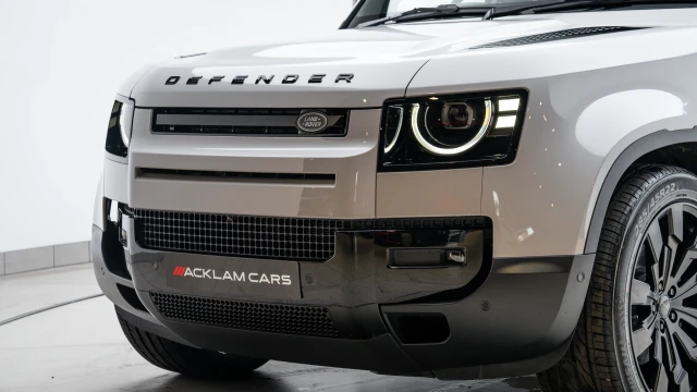 Land Rover Defender Image 8