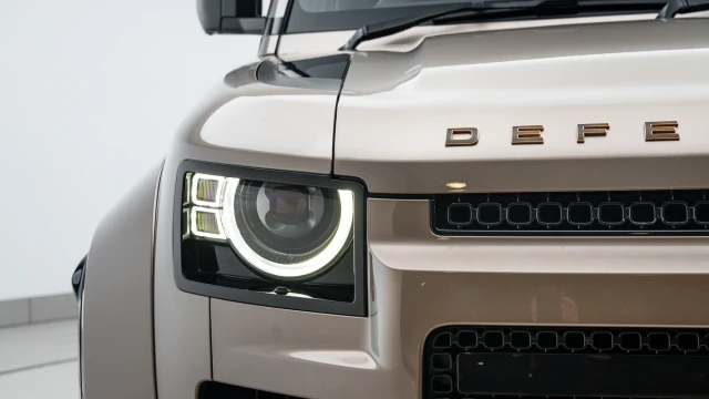 Land Rover Defender Image 8