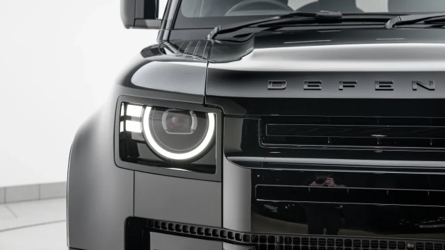 Land Rover Defender Image 8