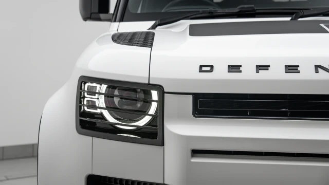 Land Rover Defender Image 7