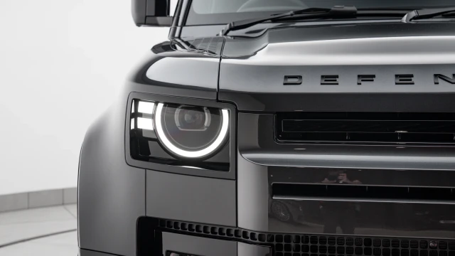 Land Rover Defender Image 7