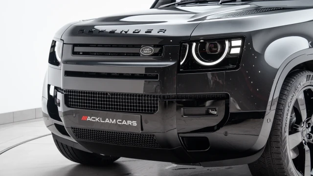 Land Rover Defender Image 8