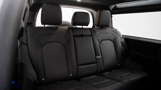 Land Rover Defender Image 8