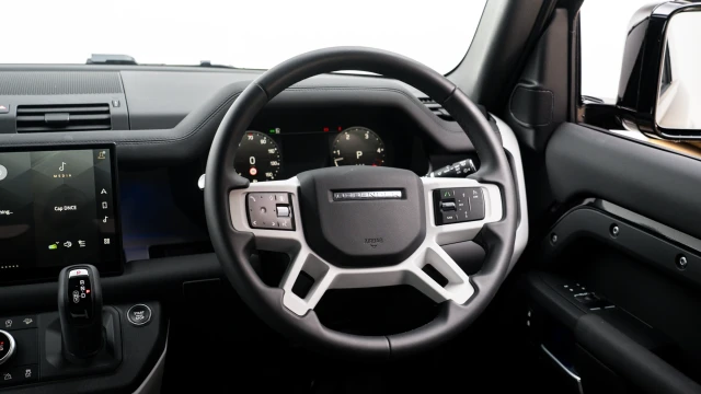 Land Rover Defender Image 7