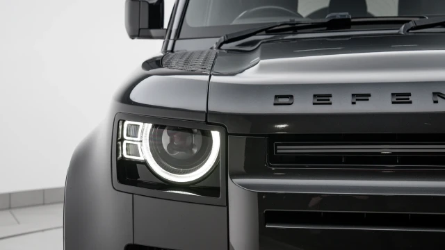 Land Rover Defender Image 8