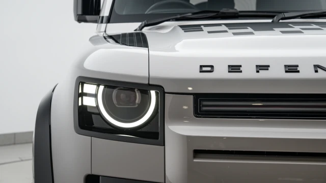 Land Rover Defender Image 8