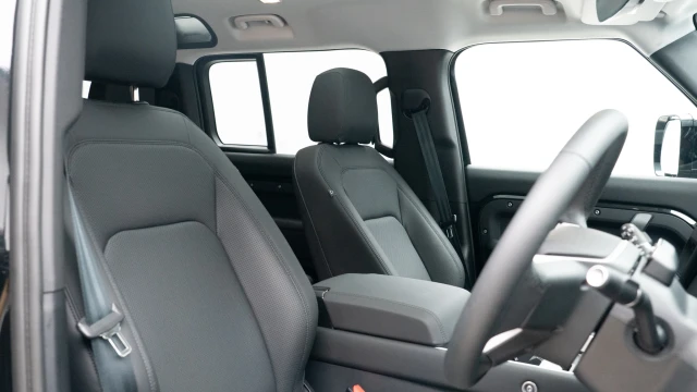 Land Rover Defender Image 3