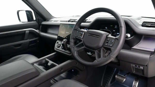 Land Rover Defender Image 7