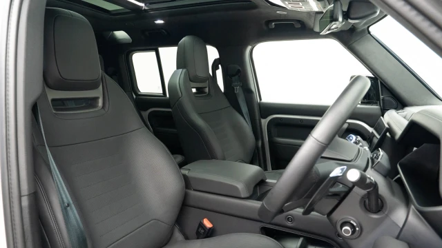 Land Rover Defender Image 3