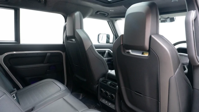 Land Rover Defender Image 8
