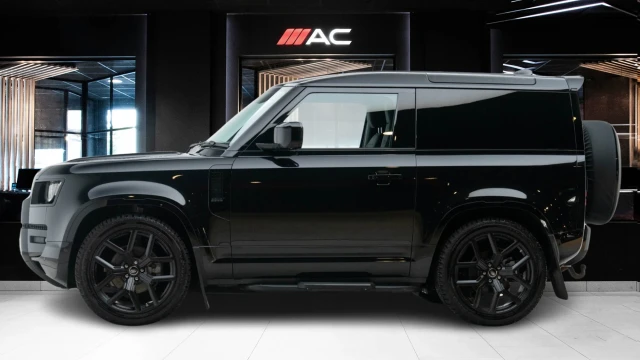 Land Rover Defender Image 4