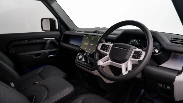 Land Rover Defender Image 5