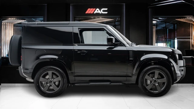Land Rover Defender Image 3