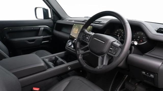 Land Rover Defender Image 5
