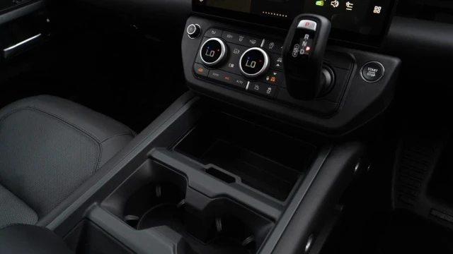 Land Rover Defender Image 6