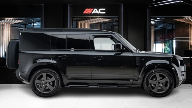 Land Rover Defender Image 4