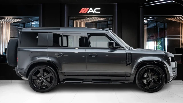 Land Rover Defender Image 4