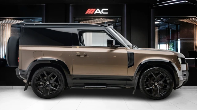Land Rover Defender Image 3