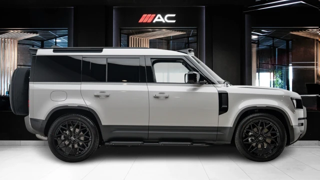 Land Rover Defender Image 3
