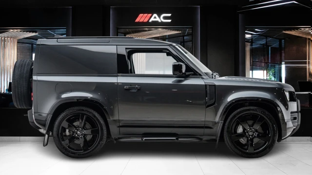 Land Rover Defender Image 3