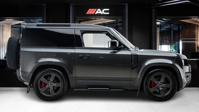 Land Rover Defender Image 4