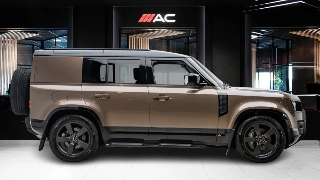 Land Rover Defender Image 4