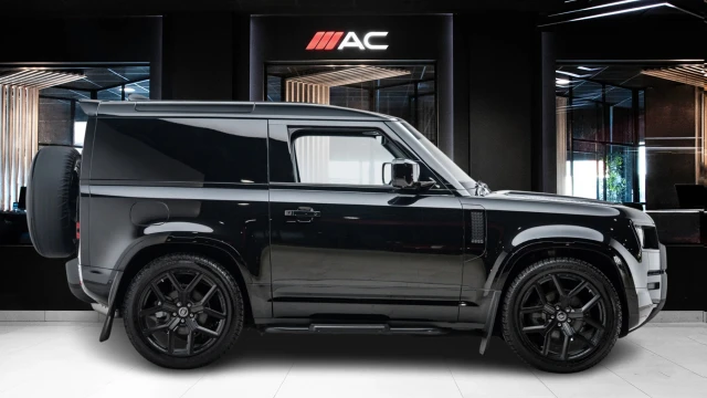 Land Rover Defender Image 2
