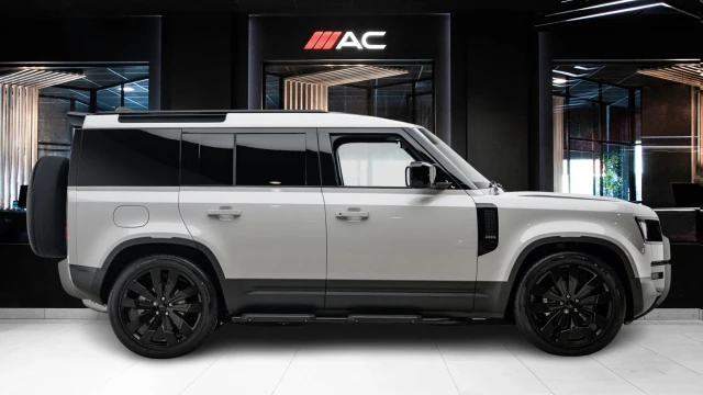 Land Rover Defender Image 4