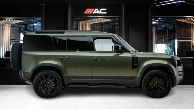 Land Rover Defender Image 3