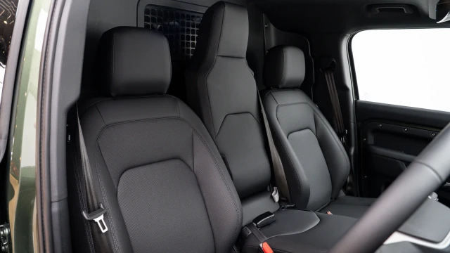 Land Rover Defender Image 6