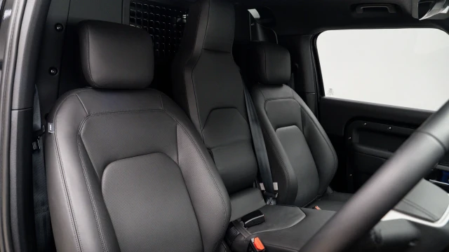 Land Rover Defender Image 6