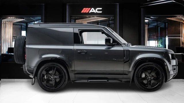 Land Rover Defender Image 4