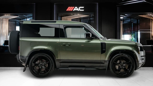 Land Rover Defender Image 3