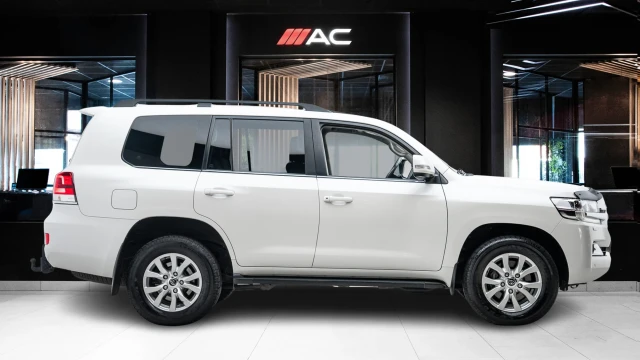 Toyota Land Cruiser Image 3