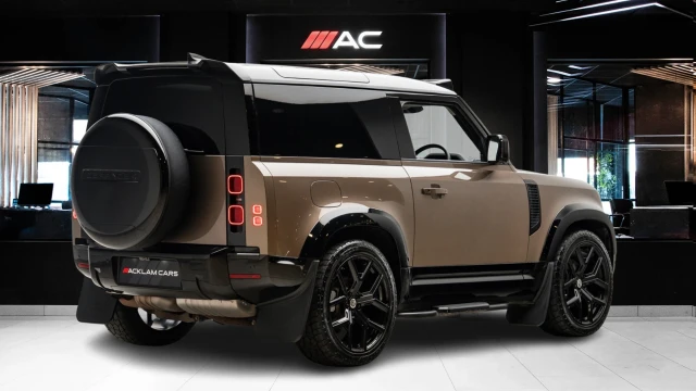 Land Rover Defender Image 4
