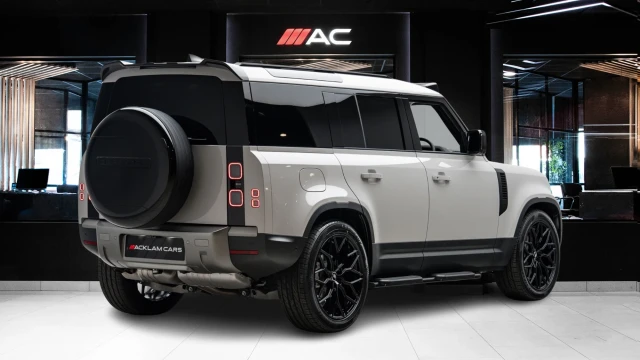Land Rover Defender Image 4