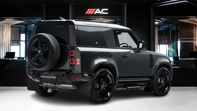 Land Rover Defender Image 4