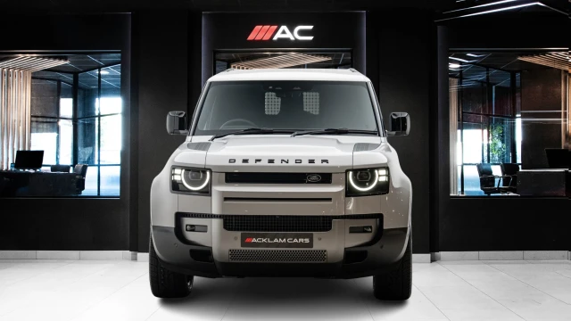 Land Rover Defender Image 3