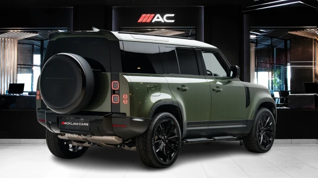 Land Rover Defender Image 4