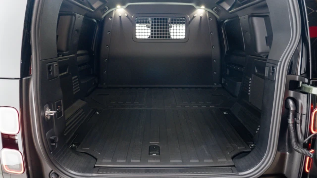 Land Rover Defender Image 7