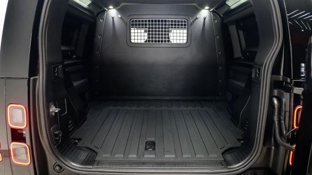 Land Rover Defender Image 7