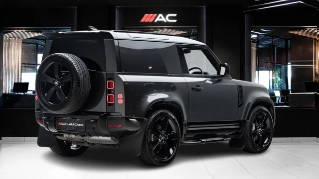 Land Rover Defender Image 3