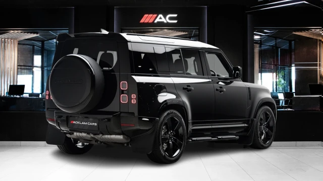 Land Rover Defender Image 4