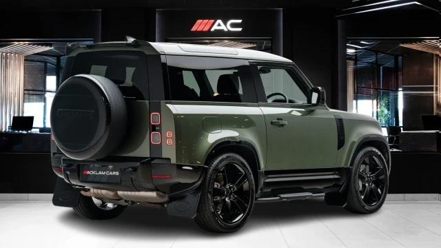 Land Rover Defender Image 4