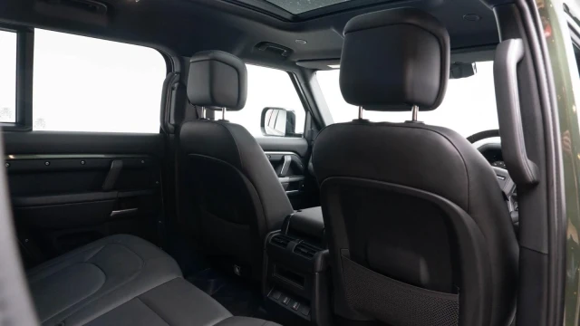 Land Rover Defender Image 8